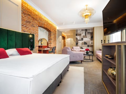 Minibar, in-room safe, desk, laptop workspace