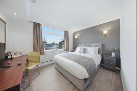 Superior Double Room, 1 King Bed, Non Smoking, Ensuite | Desk, iron/ironing board (on request), WiFi (free), bed sheets