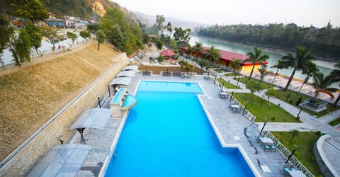 5 outdoor pools, sun loungers