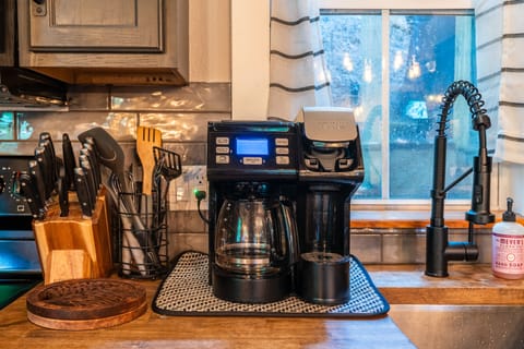 Dual carafe and pod coffee maker, everything you need to start your day !