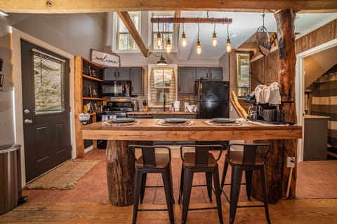 Beautiful Kitchen with Eat in Bar