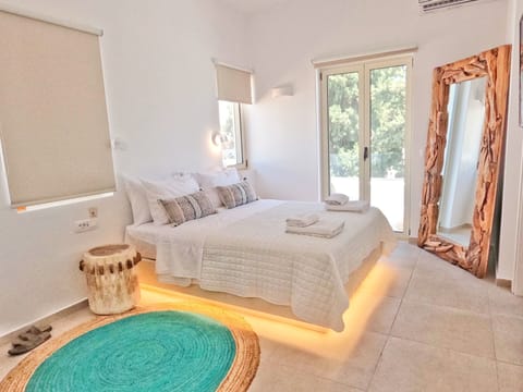 Executive Room | Egyptian cotton sheets, premium bedding, free minibar, in-room safe