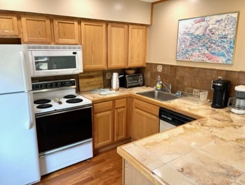 Spacious, well equipped kitchen with peninsula & bar stools
