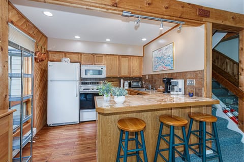 Comfortable kitchen with peninsula for several cooks and diners