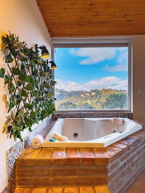 Double Room, 1 King Bed, Jetted Tub | Hypo-allergenic bedding, pillowtop beds, minibar, in-room safe