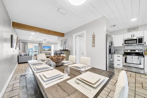 Dining Area | Dishware & Flatware Provided