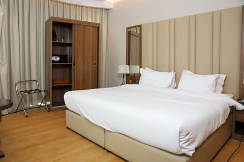 Junior Room | Premium bedding, pillowtop beds, in-room safe, blackout drapes
