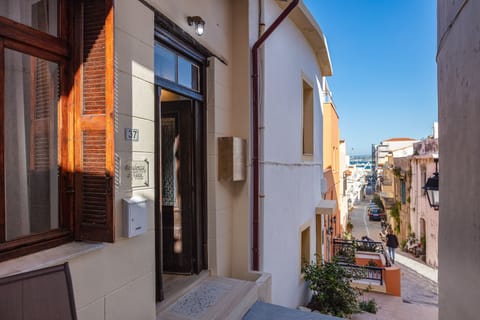 The alley where the house is located