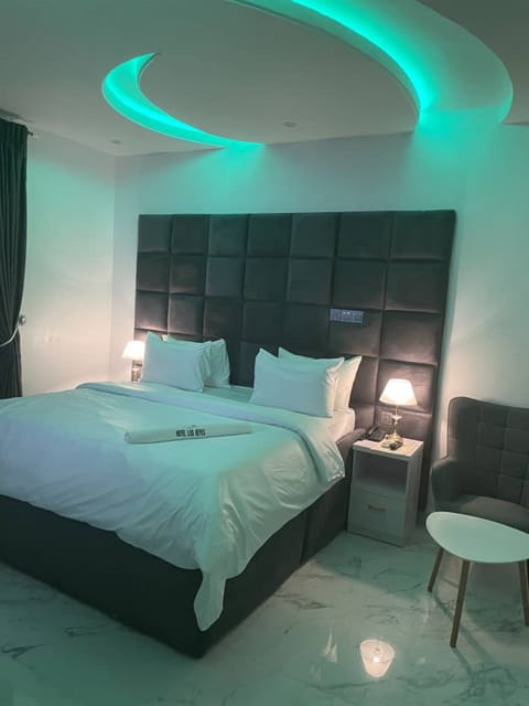 Individually furnished, desk, laptop workspace, free WiFi