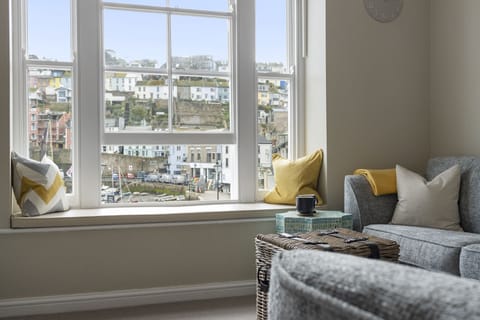 Relax in the comfortable living room and enjoy the harbour views from the window seat