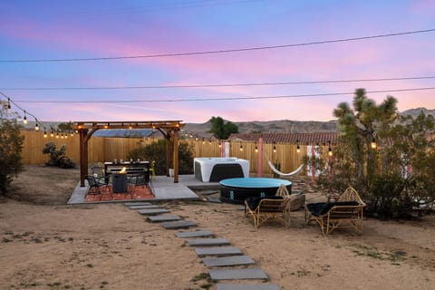 Relax, unwind and watch beautiful pink and purple sunsets in the backyard with amazing  mountain views!