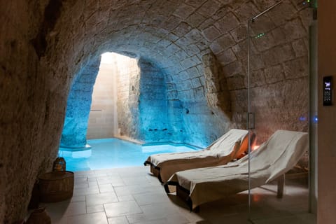 Couples treatment rooms, sauna, hot tub, steam room, Turkish bath