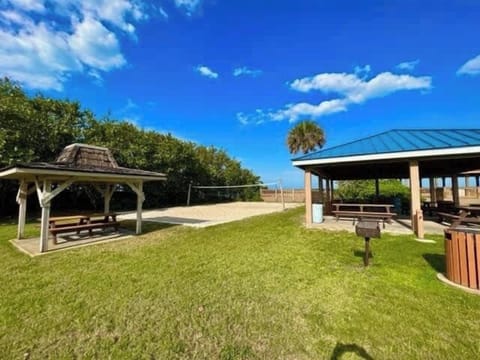 Play volleyball with friends, have a Chill and Grill and make lasting memories at Bicentennial Park!
