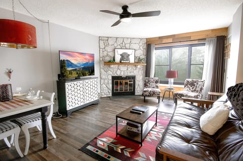 Escape to Silver Creek 5410—your home away from home and a stylish, modern retreat for your next Snowshoe Mountain getaway!