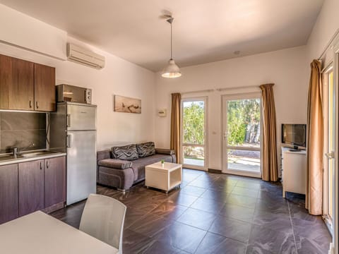 Water, Plant, Property, Building, Swimming Pool, Sky, Azure, Green, Nature, Tree