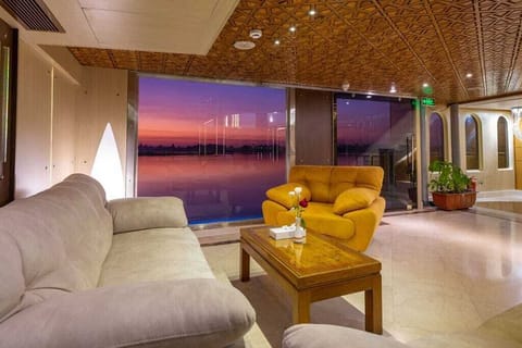 32-cm flat-screen TV with satellite channels, TV, fireplace