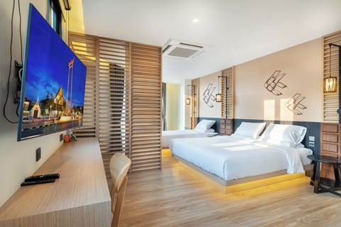 Deluxe Triple Room | Blackout drapes, free WiFi, bed sheets