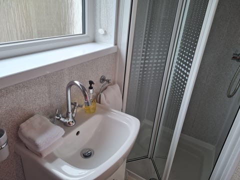 Double Room, Ensuite (Junior Suite) | Bathroom | Free toiletries, slippers, towels