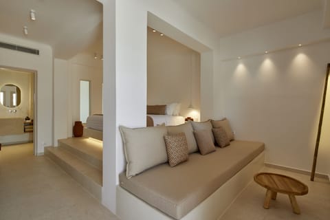 Honeymoon Suite indoor tub | 1 bedroom, minibar, in-room safe, free WiFi