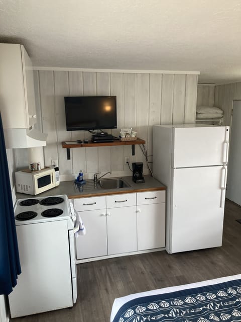 Standard Room, 1 Queen Bed, Kitchen, Ground Floor | Private kitchenette | Fridge, microwave, coffee/tea maker