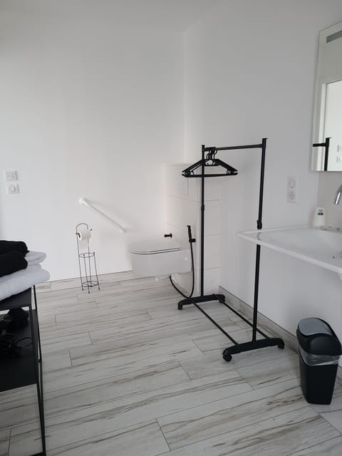 Comfort Double Room | Bathroom | Shower, free toiletries, hair dryer, heated floors