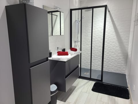 Roomantic Room With private Spa | Bathroom | Shower, free toiletries, hair dryer, heated floors