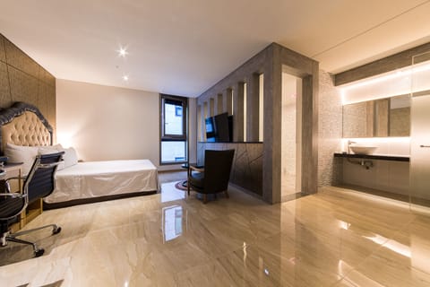 Deluxe Twin Room | Premium bedding, down comforters, desk, laptop workspace