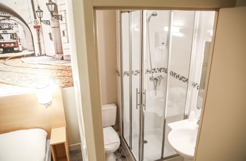 Desk, soundproofing, free WiFi, bed sheets