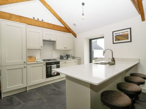 Cottage | Private kitchen | Fridge, dishwasher, electric kettle, toaster