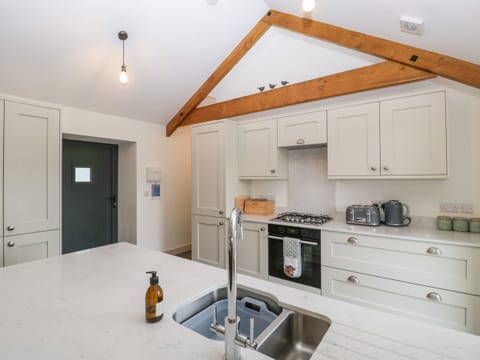 Cottage | Private kitchen | Fridge, dishwasher, electric kettle, toaster