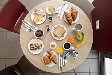 Daily buffet breakfast (EUR 9.90 per person)