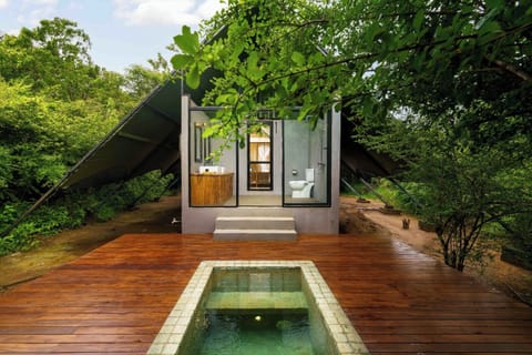 Deluxe Double Room | Bathroom | Shower, rainfall showerhead, free toiletries, towels