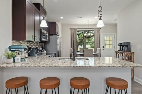 Fully equipped kitchen for family meals in Point Venture