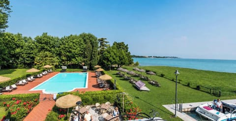 Special access to the Mistral Hotel’s lakeside pool (500 meters away) is included in your stay.