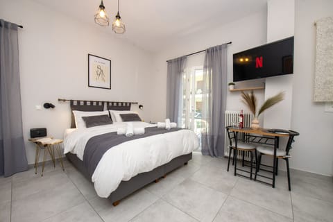 Deluxe Studio | Premium bedding, soundproofing, iron/ironing board, free WiFi