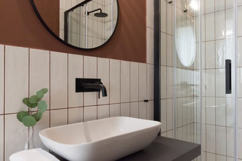 Classic Double or Twin Room | Bathroom | Shower, hair dryer, bidet, towels