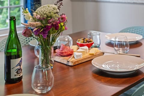Gather around the table and enjoy delicious moments together. 