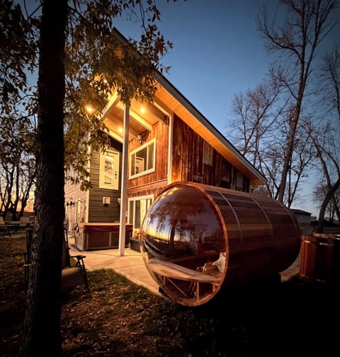 Includes - Barrel Sauna w/ view of Lake, Hot Tub, ice baths, & massage chair!