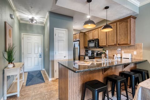 Breakfast Bar and Kitchen