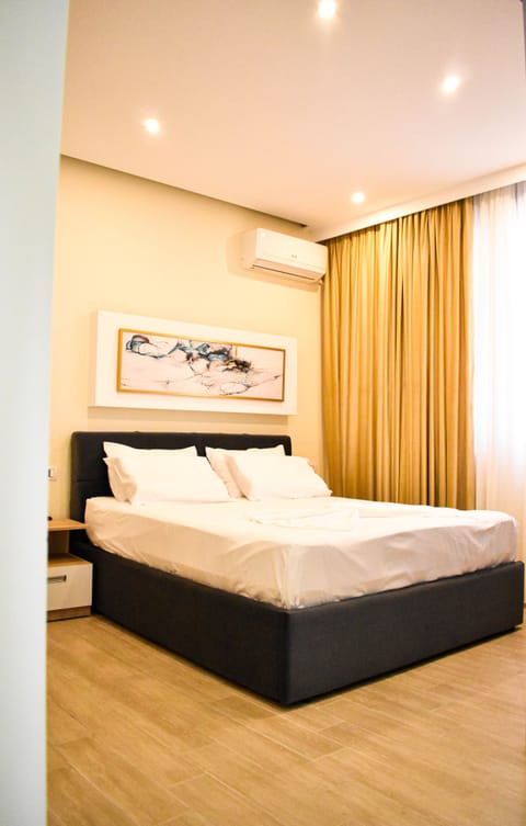 Minibar, free WiFi, bed sheets