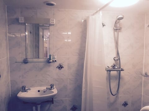Twin Room, Ensuite | Bathroom