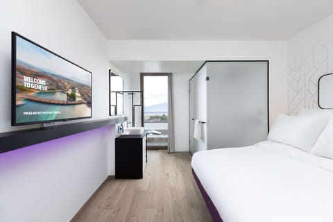 Premium Queen View | In-room safe, laptop workspace, soundproofing, iron/ironing board