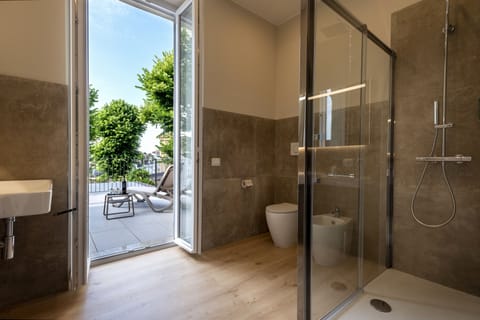 Luxury Room | Bathroom | Shower, rainfall showerhead, hair dryer, slippers