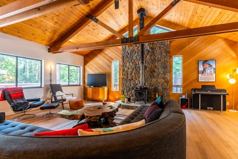 Main living area with restored vintage stereo that is bluetooth