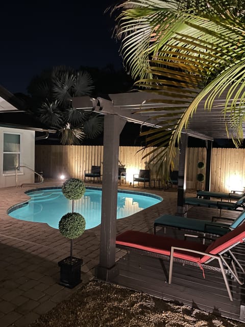 Heated pool 80-85 oct15-April15 seasonally beautiful custom pergola 