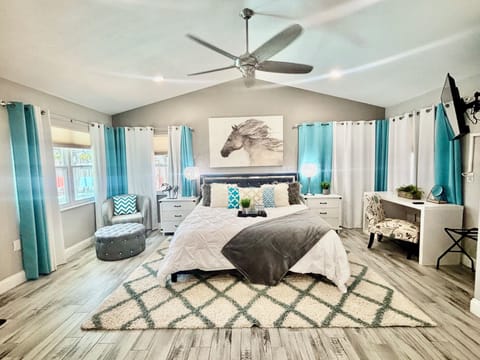 LARGE KINGbedroom w office desk, 65 inch ROKU SMART TV, ceiling fan, closet