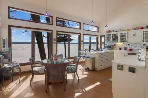 Have breakfast or a casual snack at the eat-in kitchen table or at the island