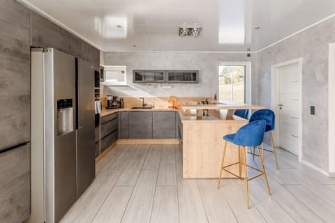 Küchentalk: Gemeinsames Kochen bei einem schönen Gläschen Wein. Der perfekte Start in einen geselligen Abend.