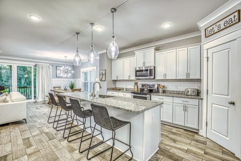 Fully Equipped Kitchen with Island & Seating for 4