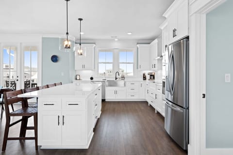 Well-equipped kitchen with all of the amenities you need for a comfortable stay